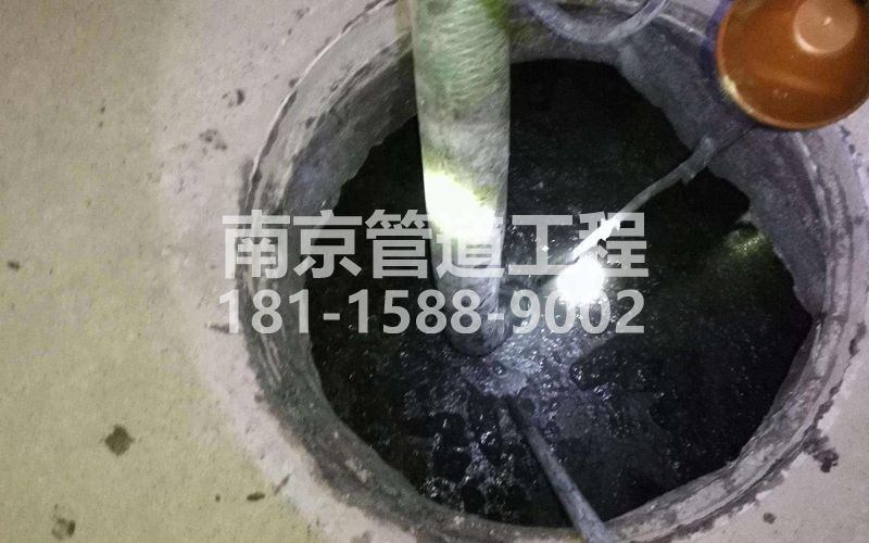 216桃园居清理化粪池