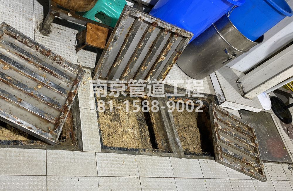 278桃园居城管中队食堂隔油池清理